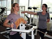 Alena Davidová v lounském Fitness studio Hofmannovi, na její trénink dohlíží trenérka Šárka Holá.