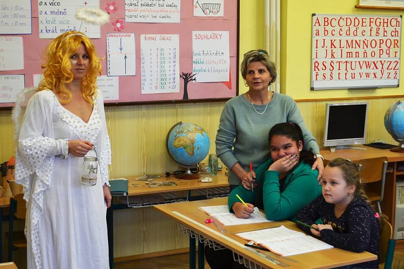 Školu a školku v Cítolibech navštívili čerti, andělé, a také Mikuláš.