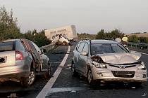 Tragická dopravní nehoda čtyř vozů na obchvatu Loun