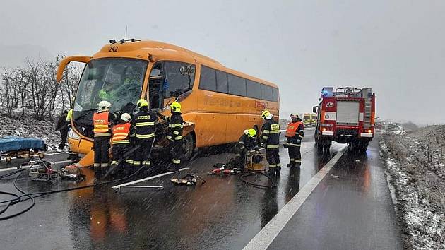 Na Lounsku po střetu autobusu a osobního vozu zahynul jeden člověk, další byl těžce raněn.