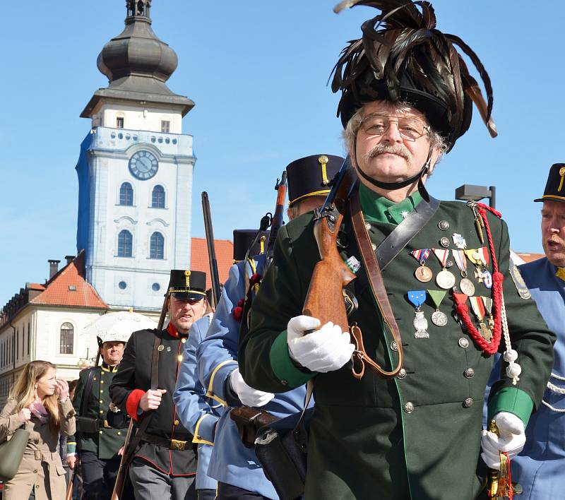 Tři stovky historických ostrostřelců z celé Evropy okouzlily o víkendu Žatec. Městem prošel také slavnostní průvod.
