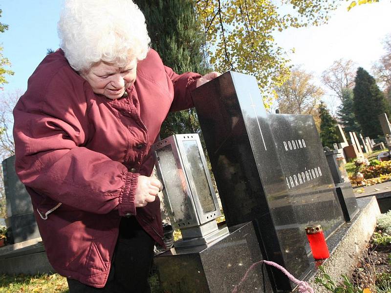 Uctít památku zesnulých přišla na žatecký hřbitov také Helga Harapátová z Bezděkova