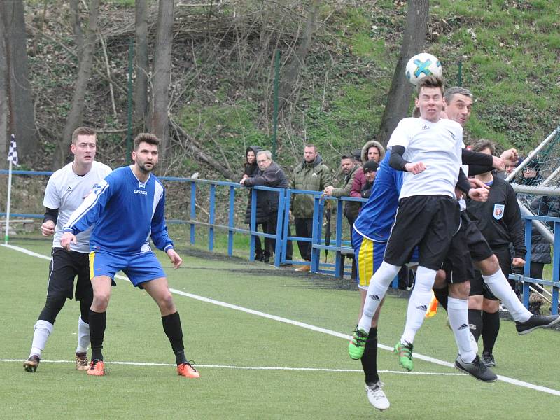 Úvodní jarní kolo fotbalisté Dobroměřic (v bílém) zvládli na výbornou a závěr utkání proměnili v exhibici.