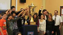 Studenti se těší z nové cenné trofeje