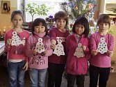 Děti v družině při Základní škole Komenského alej v Žatci vyráběly vánoční dekorace