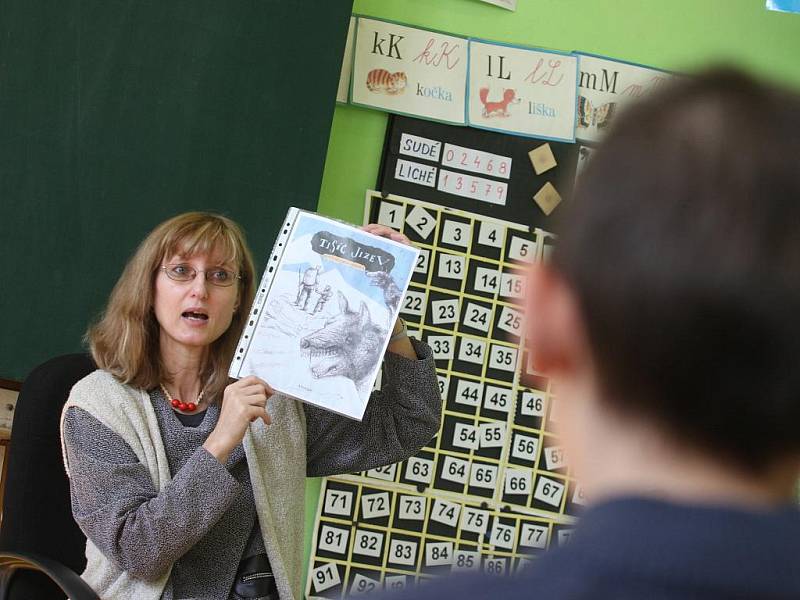 Nejen o knížkách si povídaly děti postoloprtské základní školy se spisovatelkou Ivonou Březinovou.