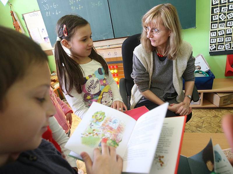 Nejen o knížkách si povídaly děti postoloprtské základní školy se spisovatelkou Ivonou Březinovou.