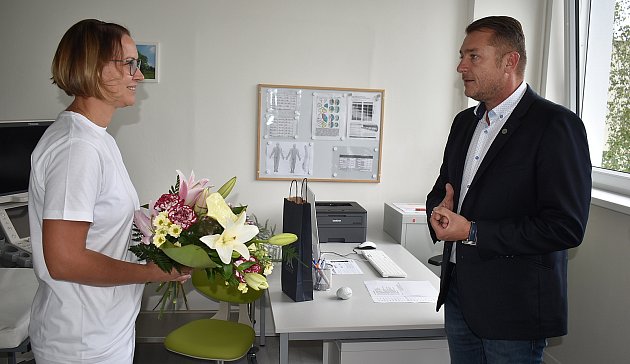 V Lounech otevřela novou ambulanci na poliklinice neuroložka  MUDr. Alena Táboříková. Květinu při symbolickém otevření ordinace ji za město předal starosta Milan rychtařík.