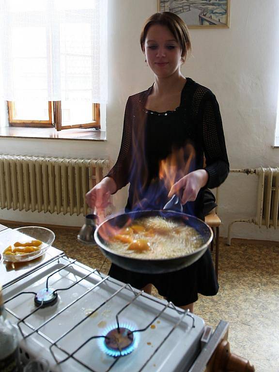 Studentka Sandra Longauerová předváděla ohnivá "kouzla"