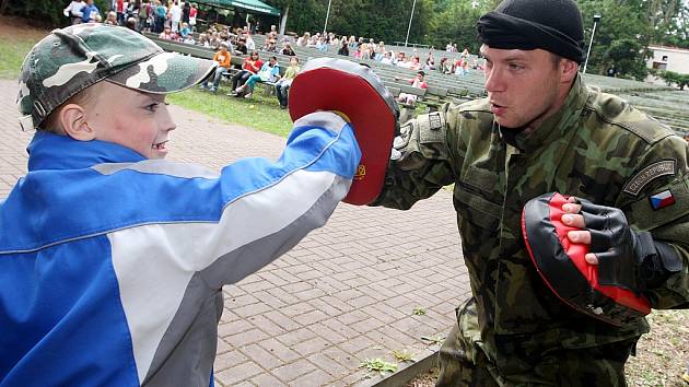 Týden s armádou v Žatci pokračoval v letním kině. Ukázkami a soutěžemi