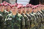 Slavnostní nástup vojáků žatecké 4. brigády rychlého nasazení ke 20. výročí od jejího založení
