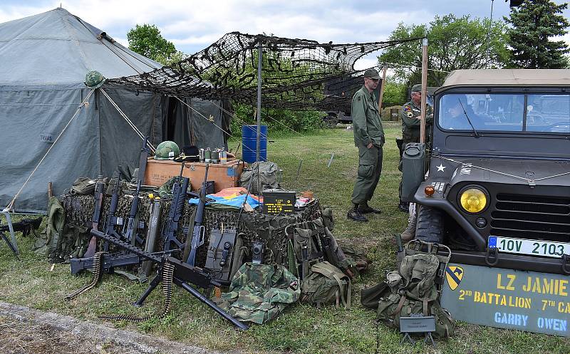 V pětihektarovém areálu bývalého armádního radiového a vysílacího střediska u Čeradic na Žatecku tento víkend probíhá setkání příznivců vojenské techniky. 