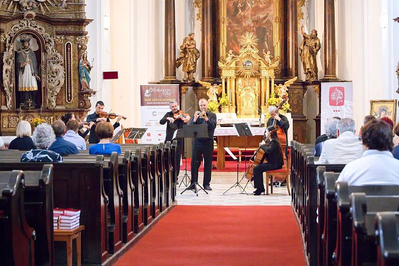 V rámci koncertů Dvořákova festivalu si mohli zájemci v sobotu 23. července poslechnout hudbu také v kostele v Podbořanech.