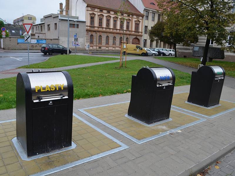 Podzemní kontejnery na separovaný odpad v lounské ulici Na Valích