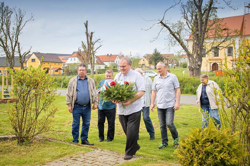 Den vítězství si připomněli také u památníku obětem druhé světové války ve Stebně.