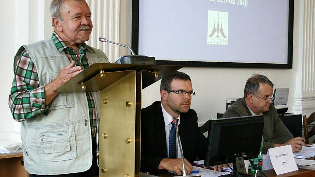 Emil Volkmann (vlevo) a Jan Kerner, jediní dva starostové, kteří v uplynulých dvaceti letech vedli město Louny, na jednání zastupitelstva.