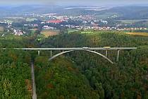 Součástí obchvatu Plas se stane 496 metrů dlouhý most přes údolí Střely se železniční tratí Žatec – Plzeň. Nad říčkou se bude tyčit ve výšce 87 metrů
