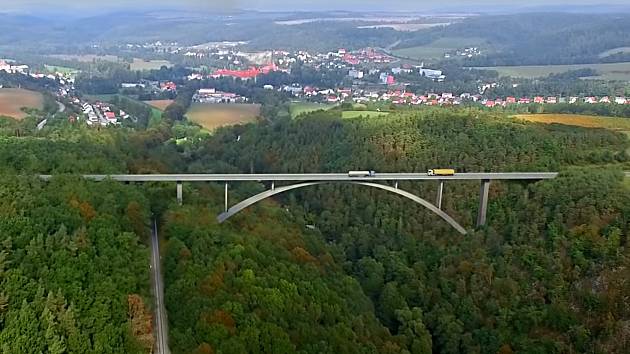 Součástí obchvatu Plas se stane 496 metrů dlouhý most přes údolí Střely se železniční tratí Žatec – Plzeň. Nad říčkou se bude tyčit ve výšce 87 metrů
