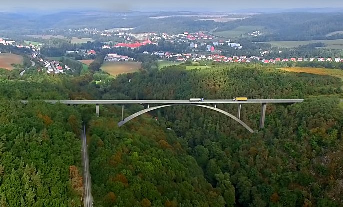 Součástí obchvatu Plas se stane 496 metrů dlouhý most přes údolí Střely se železniční tratí Žatec – Plzeň. Nad říčkou se bude tyčit ve výšce 87 metrů.