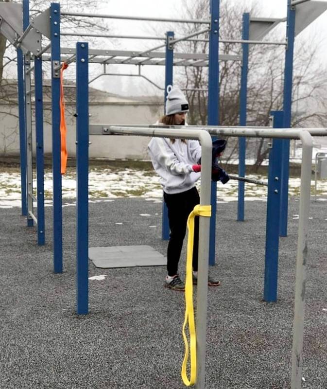 Workoutová cvičení baví partu kamarádů. Dělají salta a boxují.