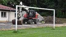 Na fotbalovém stadionu v Žatci jsou v plném proudu práce na výstavbě nové tribuny.