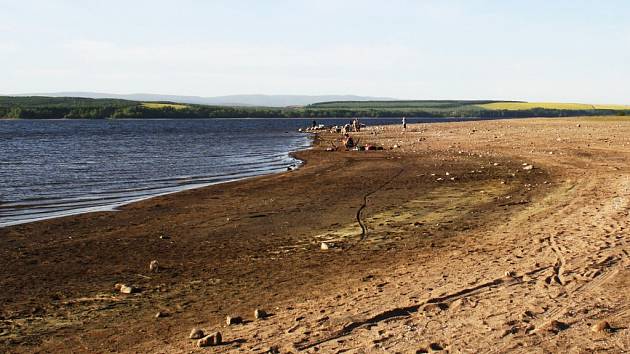 Pláže přehrady Nechranice jsou kvůli opravě hráze širší než jindy