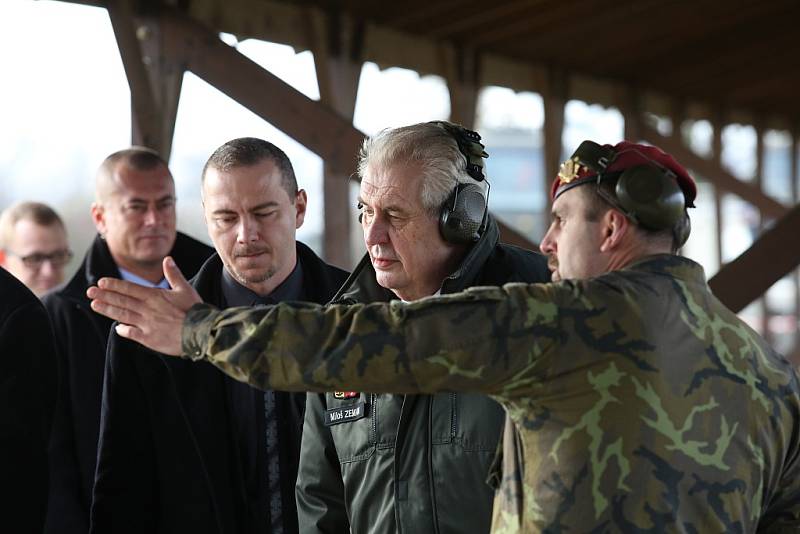Prezident ČR Miloš Zeman se na střelnici ve Vršovicích setkal s vojáky ze žatecké 4. brigády rychlého nasazení a vystřelil si z útočné pušky CZ 805 BREN