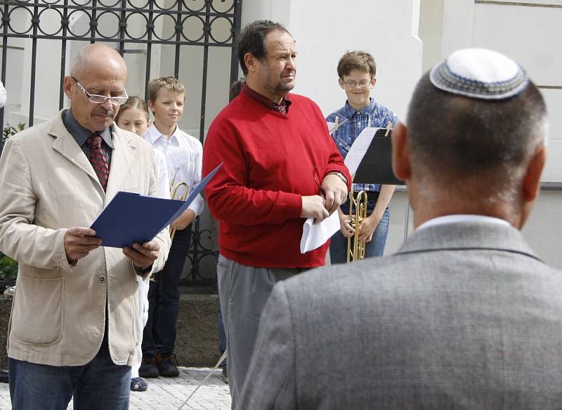 Starosta Radovan Šabata přítomným připomněl historii Židů v Lounech a také tamní synagogy