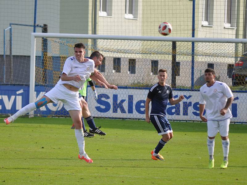 Fotbalisté Dobroměřic (v tmavě modrém) deklasovali svého soupeře z Proboštova sedmibrankovým přídělem.