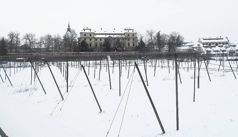 Postoloprty pod sněhem v sobotu 23. února, jak je zachytil Martin Cíl. V pozadí postoloprtský zámek