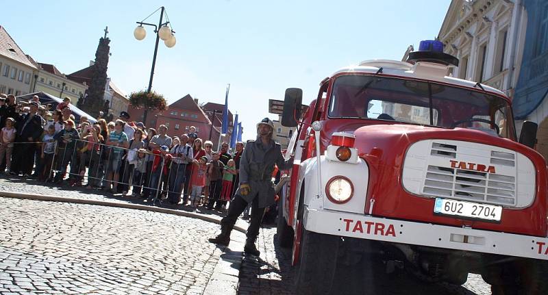 Hasiči zasahují u simulovaného požáru žatecké radnice