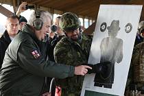 Prezident ČR Miloš Zeman se na střelnici ve Vršovicích setkal s vojáky ze žatecké 4. brigády rychlého nasazení a vystřelil si z útočné pušky CZ 805 BREN