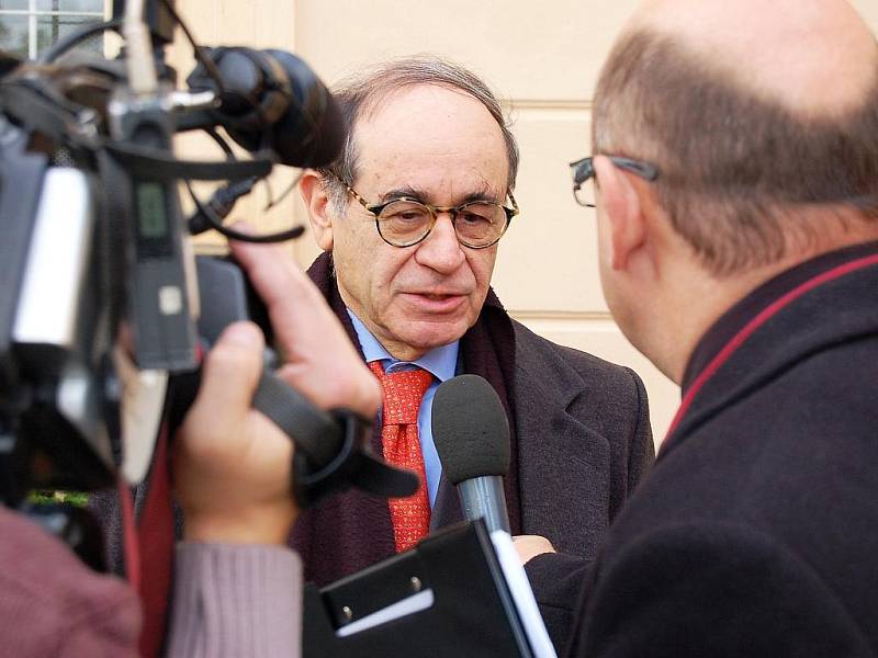 Velvyslanec státu Izrael v České republice J. E. Yaakov Levy v zajetí médií