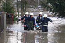 Dobrovolní hasiči z Libočan v pátek 14. ledna v obci Sedčice evakuovali na nosítkách staršího nemocného majitele rodiného domku.