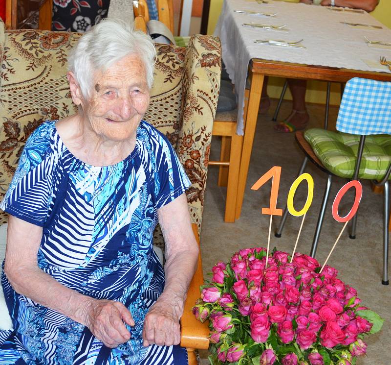 Anna Topolančinová ze Žatce oslavila sté narozeniny. Popřát jí přišla také žatecká starostka Zdeňka Hamousová.