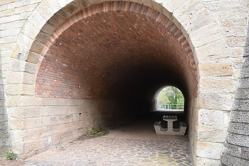 U Deštnice je jeden z nejzajímavějších mostů celé trati. Jde o dvojitý železniční viadukt, v jeho spodní části protéká potok a horní slouží jako průchod polní cesty. 