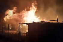 Hasiči vyrazili k požáru chatky v Lounech. Oheň pohltil celou budovu