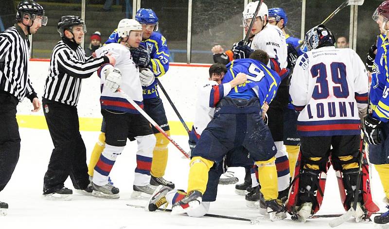 Hokejisté Loun (v bílém) porazili Roudnici 6:5.