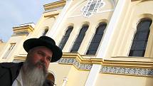 Tomáš Pulec ze Židovské obce Teplice u synagogy v Žatci.