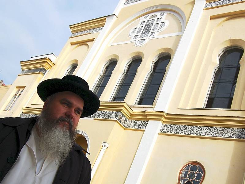 Tomáš Pulec ze Židovské obce Teplice u synagogy v Žatci.