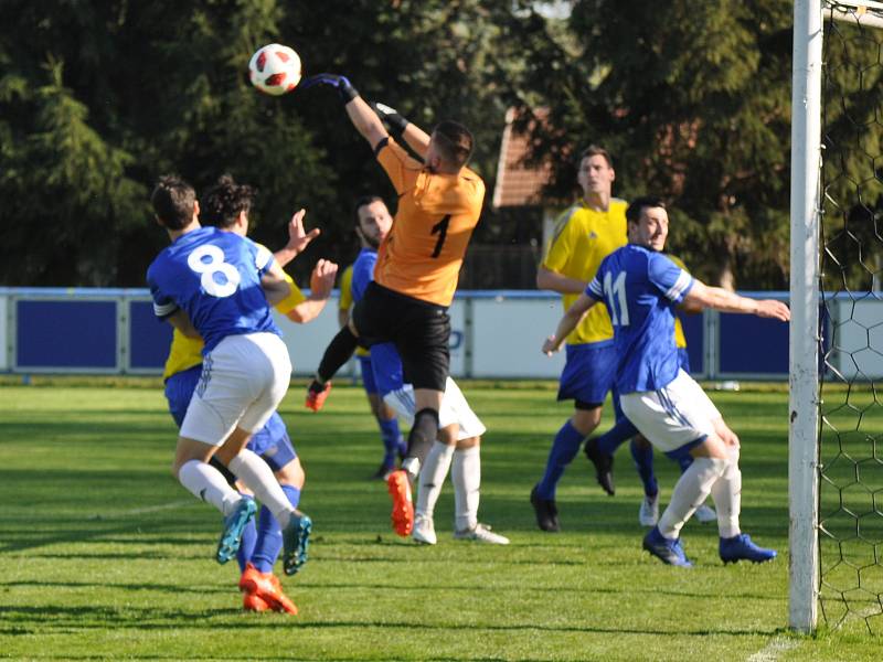 Nečekaně těžkou práci měli fotbalisté Loun (v modrém) s celkem Kadaně.