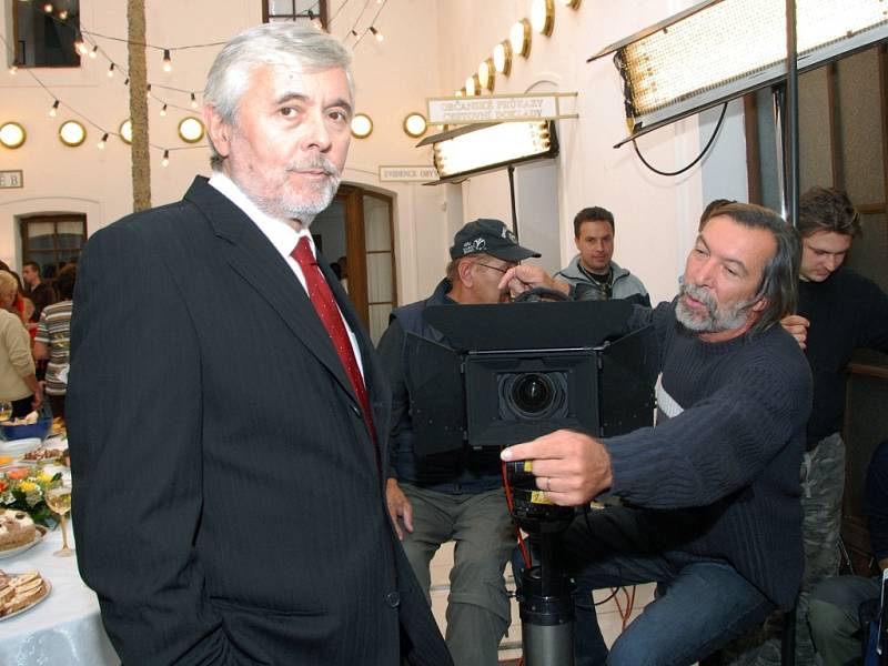 Josef Abrhám při natáčení třetí řady legendárního seriálu Nemocnice na kraji města v Žatci. Psalo se září 2007.