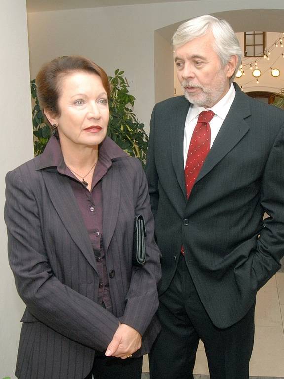 Josef Abrhám a Hana Maciuchová při natáčení třetí řady legendárního seriálu Nemocnice na kraji města v Žatci. Psalo se září 2007.