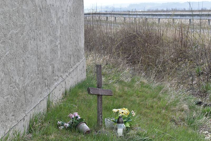 V Panenském Týnci se teď hodně staví. Buduje se tam kanalizace, v sousedství městyse dálnice Praha - Chomutov.