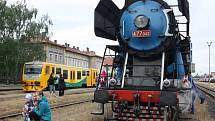 Desítky lidí na hlavním nádraží v Lounech opět obdivovaly parní lokomotivu přezdívanou Papoušek. 