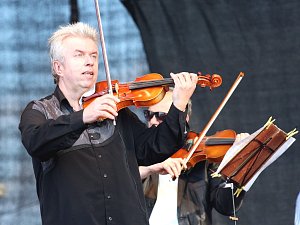 Houslista Jaroslav Svěcený na festivalu Open Air Panenský Týnec.