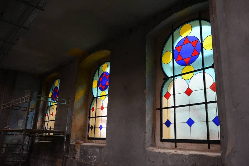 Rekonstrukce synagogy v Žatci pokročila. Už ji zdobí vitráže manželů Kantových z Lubence.
