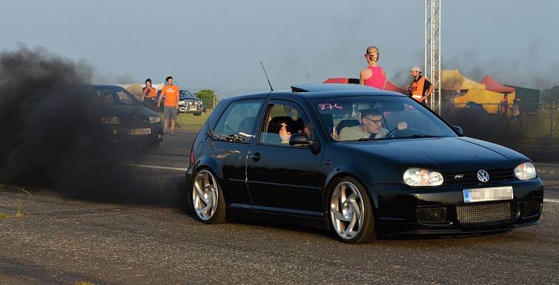 Tuning sraz Carwars na letišti v Panenském Týnci