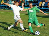 Fotbalové utkání Blšan (v bílém) proti Žatci. Na snímku žatecký Josef Baierl a blšanský Radek Krejčík.