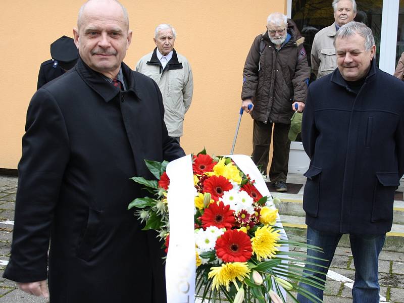Za město Louny položili květiny k pomníčku starosta Radovan Šabata (vlevo) a jeho zástupce Jan Čermák